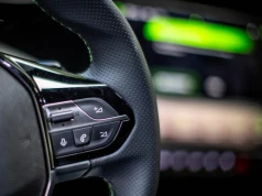 Dziwny błąd w nowym Peugeot 308. Głośność działa, ale ekran udaje, że nic się nie stało