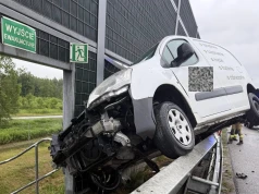 Kolizja na autostradzie. Dostawczak próbował “wylecieć” wyjściem ewakuacyjnym z A4
