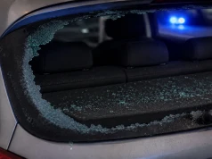 Szok przed galerią w Nowym Tomyślu! 38-latek nagle zaatakował obce auto