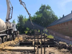 W Piotrkowie Trybunalskim powstaje nowe lodowisko. Zimą ślizgawka, latem korty sportowe
