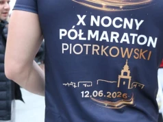 Za nami wyjątkowy, nocny bieg w Piotrkowie. Sportowcy rywalizowali w strugach deszczu