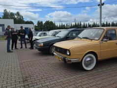 Klasyki na kołach i lekcja bezpiecznej jazdy. Wyjątkowy piknik motoryzacyjny w Piotrkowie