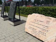 Powojenne znaki pamięci wyeksponowane przy wejściu do Muzeum Auschwitz