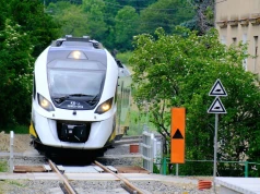 Przed podróżą pociągiem sprawdź rozkład jazdy. Od niedzieli zmiany, w tym start połączeń nad Jezioro Bielawskie i w Góry Sowie