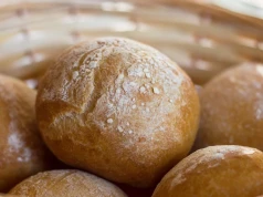 Nie kupuję bułek. Mieszam kefir z tymi składnikami i piekę swoje pieczywo
