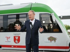 Tusk w pociągu. Uprawia propagandę i wyzłośliwia się