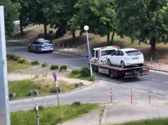 Zielona Góra. Parkują tu nagminnie, chociaż nie wolno. Przyjechał policja i laweta
