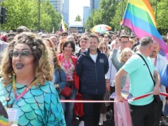 Mężczyźni przebrani za psy, Katarzyna Augustynek i Trzaskowski. Parada LGBT przeszła przez Warszawę