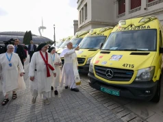 Papież pobłogosławił 31 karetek, które pojadą z Barcelony na Ukrainę