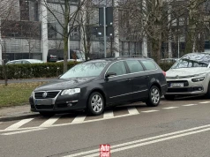 Częściowe parkowanie na polu wyłączonym z ruchu. Każdy tak robi, a okazuje się, że nie wolno