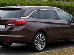 Używany Opel Astra to hit importu samochodów do Polski. Jakich wersji unikać?