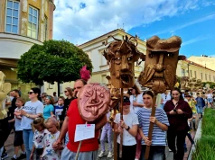 Parada Maszkaronów ponownie na ulicach Tarnowa. Barwny korowód przeszedł przez starówkę