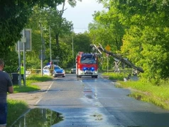 Zniszczony samochód, przewrócona trakcja. Poważne skutki krótkiego zarwania pogody