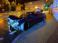 Z ostatniej chwili: Samochód uderzył w budynek. Zdarzenie zauważył operator monitoringu – foto
