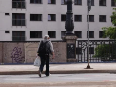 Kiedy można przejść przez jezdnię poza pasami? To mówi Prawo o ruchu drogowym