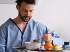 Rosół nie wystarczy w chorobie. Polacy wciąż wierzą w groźne mity o żywieniu