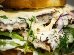 Bez wołowiny, a zajada się nim każdy. Ten burger to hit na kolację