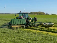 Krone pokazuje kosiarkę na duże areały. Ma 12,5 m i składa się do transportu