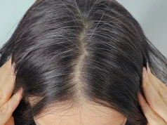 Zamiast farby sięgnij po napar z kuchennej szafki. Srebrne nitki staną się mniej widoczne