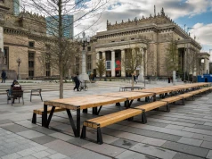 25-metrowy stół wrócił pod Pałac Kultury i Nauki