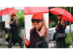 Monika Olejnik z torebką za 25 TYSIĘCY i w płaszczu za 9 tysięcy maszeruje w deszczu, uśmiechając się do paparazzi (ZDJĘCIA)