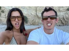 Świętujący MIESIĄC MIODOWY Dua Lipa i Callum Turner pluskają się w wodzie i byczą na plaży (FOTO)