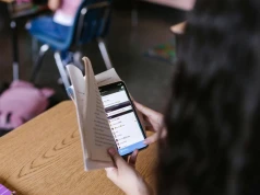Zakaz telefonów tylko dla uczniów. Rodzice: "To niesprawiedliwe, że nie dotyczy nauczycieli"