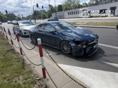 Rozbity Mercedes przy Moście Poniatowskiego. Kierowca uciekł, w aucie środki odurzające