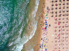 Zakaz parasoli na włoskiej plaży. Powodem pożar i problemy z ewakuacją