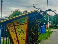 Jelenia Góra krainą cudów. Przystanek ozdobiony rowerem