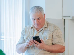 Senior powinien mieć te numery zawsze pod ręką. Mogą uratować życie