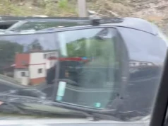 DĘBOWINA. Auto przewróciło się na bok na DK8. Kierująca trafiła pod opiekę ratowników