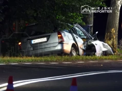 Śmiertelny wypadek pod Warszawą. Ford rozbił się na drzewie. Nie żyje kierująca