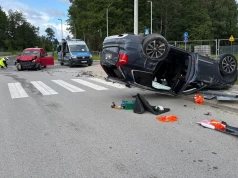 Groźny wypadek w Jasionce. Volvo dachowało po zderzeniu z Volkswagenem. Dziecko w szpitalu