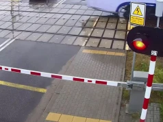 Dramatyczna sytuacja na przejeździe kolejowym. Fiat wjechał na tory pod opuszczające się rogatki