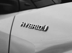 Hybryda czy diesel? Koszty utrzymania po 100, 200 i 300 tys. km.