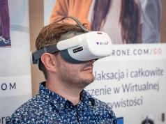 Symulator starości i rękawice stymulujące drżenie rąk na wrocławskiej imprezie