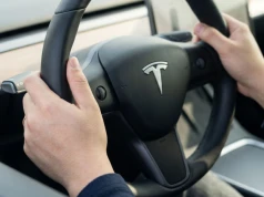 Tak oszukują Autopilota od Tesli w Chinach. Proste i głupie, ale działa!