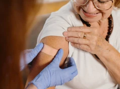 Seniorzy potrzebują szerszej ochrony. Eksperci apelują o znoszenie barier do szczepień