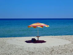 Nie masz dziecka ani 65 lat? Na tej plaży nie rozstawisz parasola. Szalone letnie zakazy
