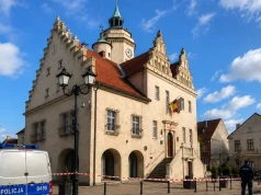 Alarm bombowy w urzędach. Ewakuowano magistrat w Prusicach, podobne wiadomości trafiły także do innych samorządów