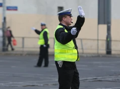 Ten gest policjanta działa jak czerwone światło. Za zignorowanie grozi nawet 5000 zł