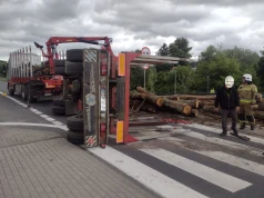Groźne zdarzenie w Wielkopolsce. Naczepa z drewnem przewróciła się na skrzyżowaniu
