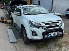 Dodge przygniótł 44-latka na auto lawecie. Policjanci uratowali mu życie… opaską uciskową