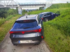 Kierowca Audi uciekał, pasażer wyrzucał narkotyki, a w tle wpadł kolejny diler