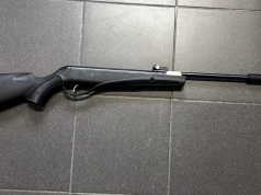 Mężczyzna z bronią na ulicach miasta. Pilna interwencja kilku patroli policji