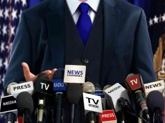 Polityka nie kończy się w głowie. Dosłownie wchodzi pod skórę