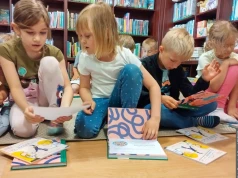 Pasowanie na czytelnika we Frysztacie. Pierwszoklasiści rozpoczęli biblioteczną przygodę