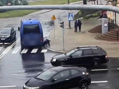 Zderzenie hulajnogi z busem w Olsztynie. Rozpędzony nastolatek chciał wjechać na pasy