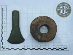 Siekierka z epoki brązu odnaleziona podczas poszukiwań bursztynu (GALERIA)